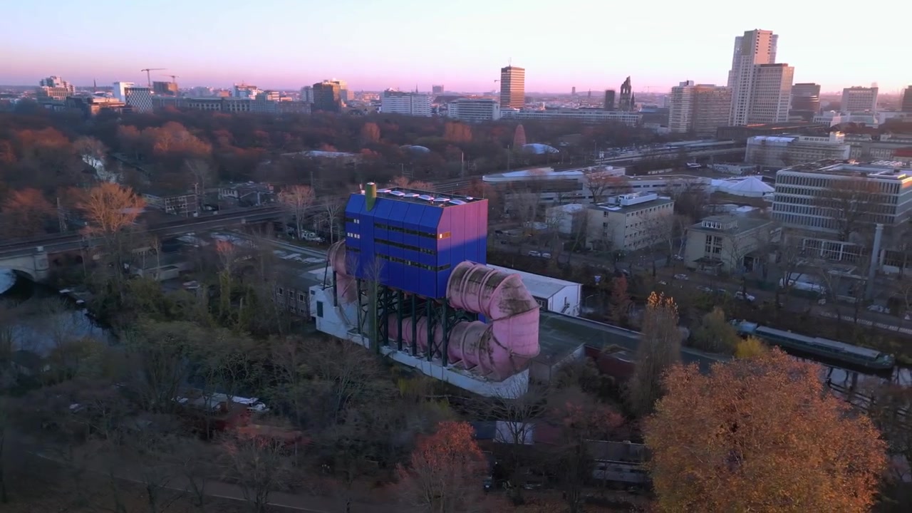 Case galleggianti con pannelli solari ormeggiate su un canale che si riflettono sull'acqua calma al crepuscolo con l'edificio del Tiergarten di Berlino sullo sfondo. Splendida vista aerea con speed ramp, hyper motion, time lapse