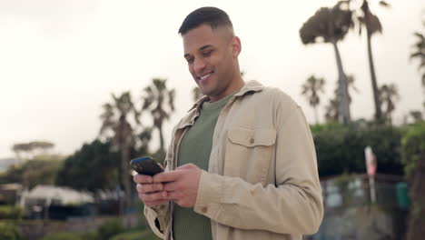 teléfono, felicidad y persona al aire libre riendo