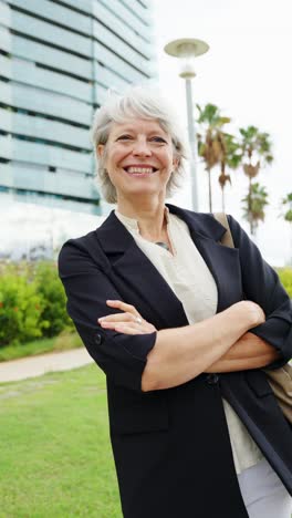 retrato de una mujer de negocios confiada