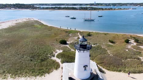 Menschen-Am-Leuchtturmstrand-Mit-Hafenlicht-Von-Edgartown-In-Edgartown,-Massachusetts,-USA