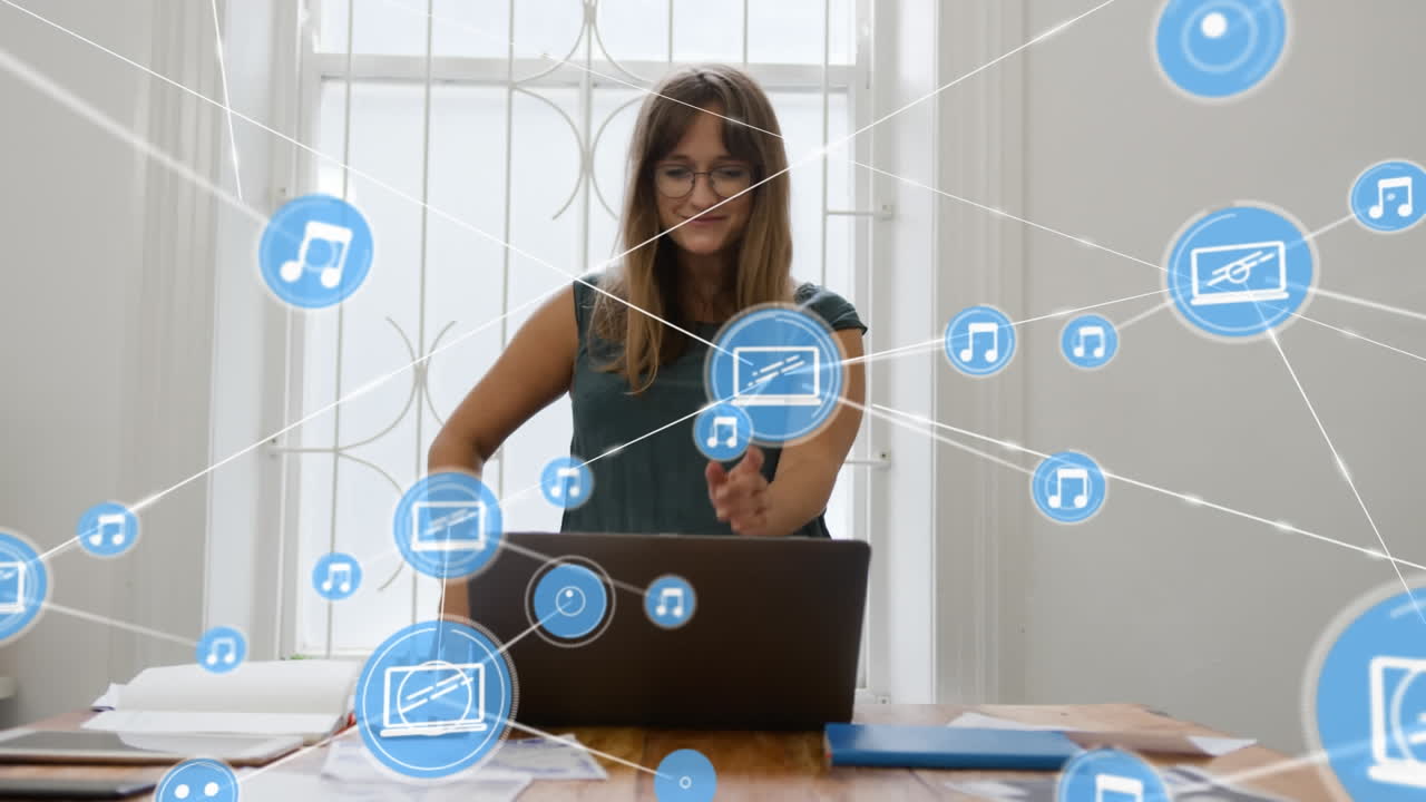 animación de una red de iconos digitales contra una mujer caucásica pensativa que usa una computadora portátil en la oficina