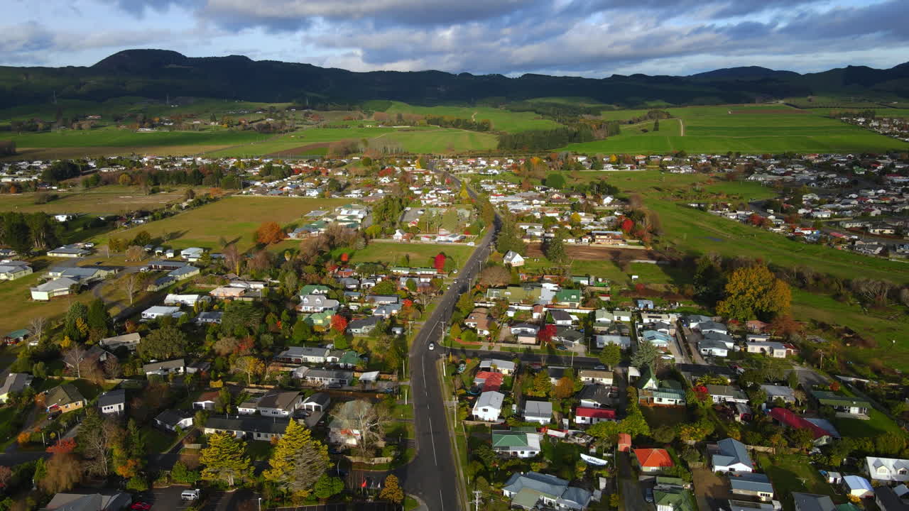 tiro de drone de residencial en zona rural por la mañana con cielo nublado