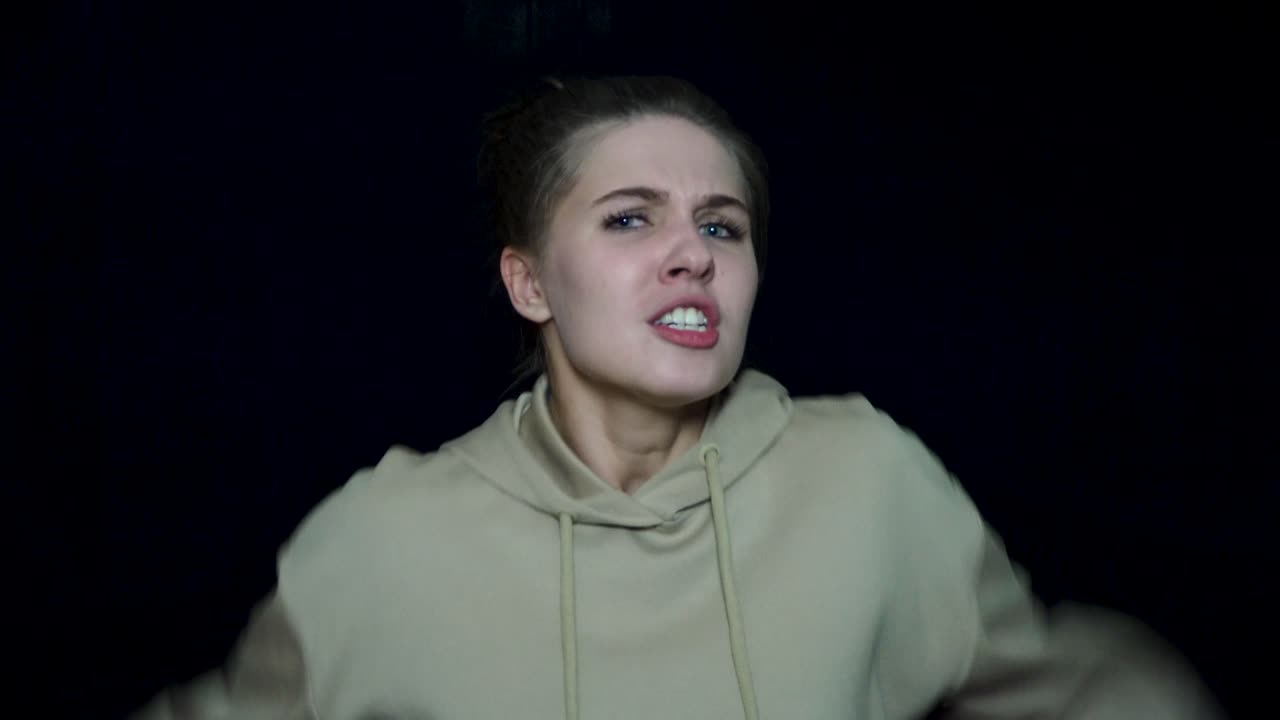 mujer expresando ira y frustración