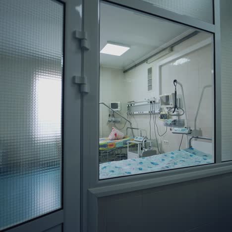 modern resuscitation room with hospital beds. medical ward with new equipment near beds. hospital ward with empty beds. view into the ward through window
