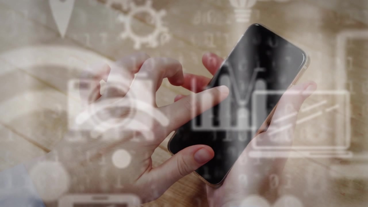 Animação de ícones e processamento de dados sobre mão caucasiana com smartphone na mesa.