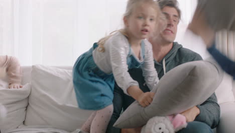 familia feliz teniendo pelea con almohadas madre y padre disfrutando jugando con los niños en casa divirtiéndose juntos el fin de semana imágenes de 4k
