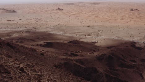 mirando sobre el acantilado de la montaña de sharjah mleiha, con vistas a las dunas de arena -antena