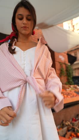 joven con traje de cuadros rosa y blanco