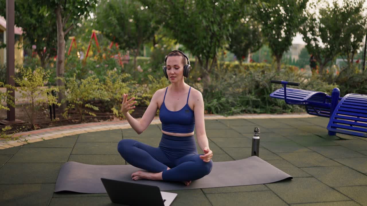 mujer practicando yoga en línea en un parque