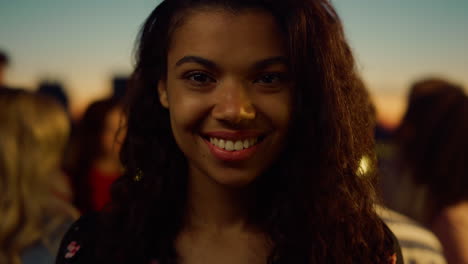 Modelo-Afro-Mirando-La-Cámara-En-La-Fiesta.-Retrato-Mujer-Africana-Sonriendo-Al-Aire-Libre.