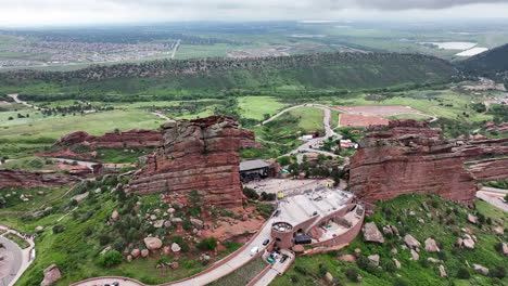 Denver,-Colorado,-Rote-Felsen,-Amphitheater,-Luftdrohnenlandschaft,-Malerische-Amphitheaterberge