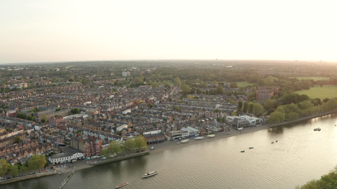 런던 서쪽의 푸트니 리버사이드 (putney riverside) 의 상승하는 공중 촬영
