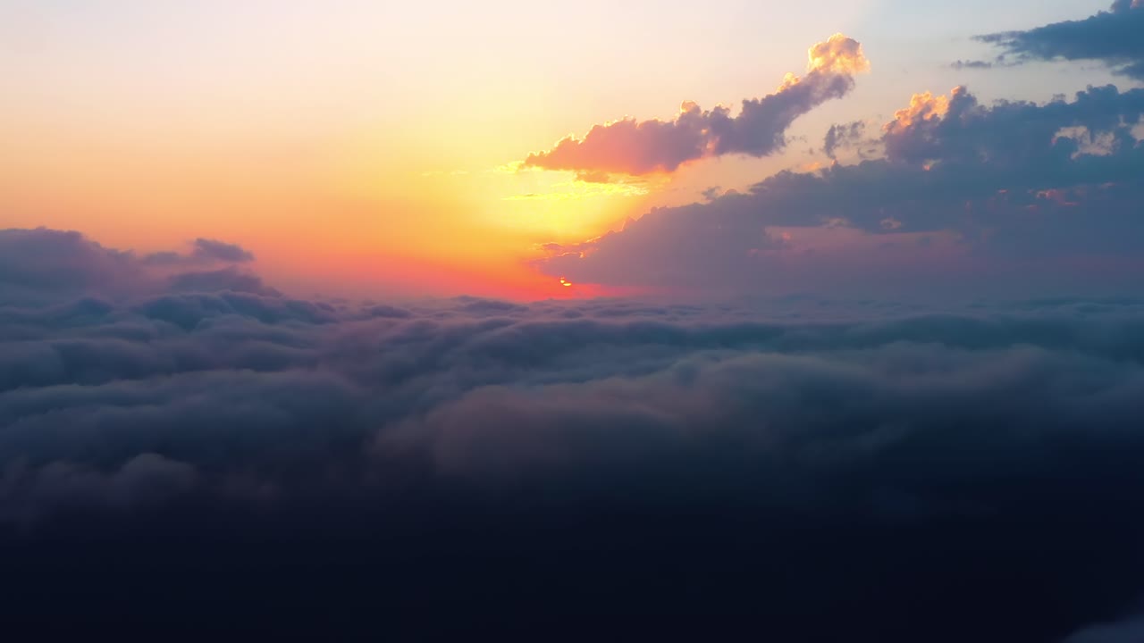 volando sobre las nubes con el sol tardío. amanecer o atardecer colorido fondo del cielo.