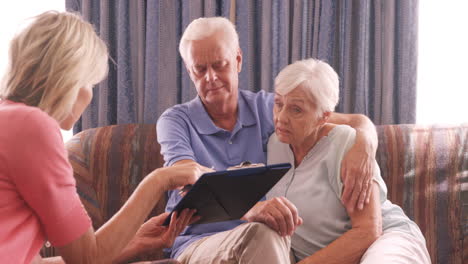 Enfermera-Y-Pareja-De-Ancianos-Interactuando-Entre-Sí