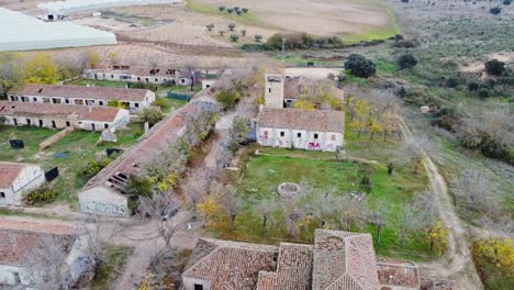 tiro orbital suave de la ciudad abandonada en ruinas centrada en la plaza principal y la iglesia
