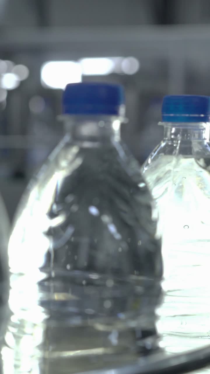 botellas de agua en una línea de producción