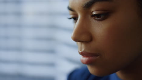 Thoughtful-business-woman-face-closeup.-Serious-professional-thinking-problem