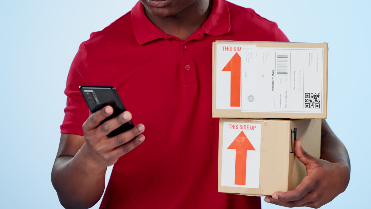 manos, pantalla verde o mensajero con teléfono