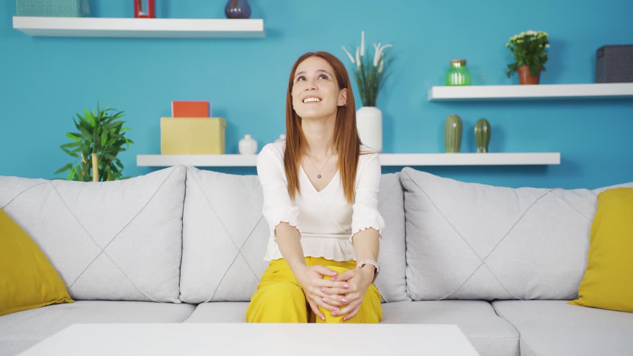 긍정적인 젊은 여성 행복하고 미소 짓고.