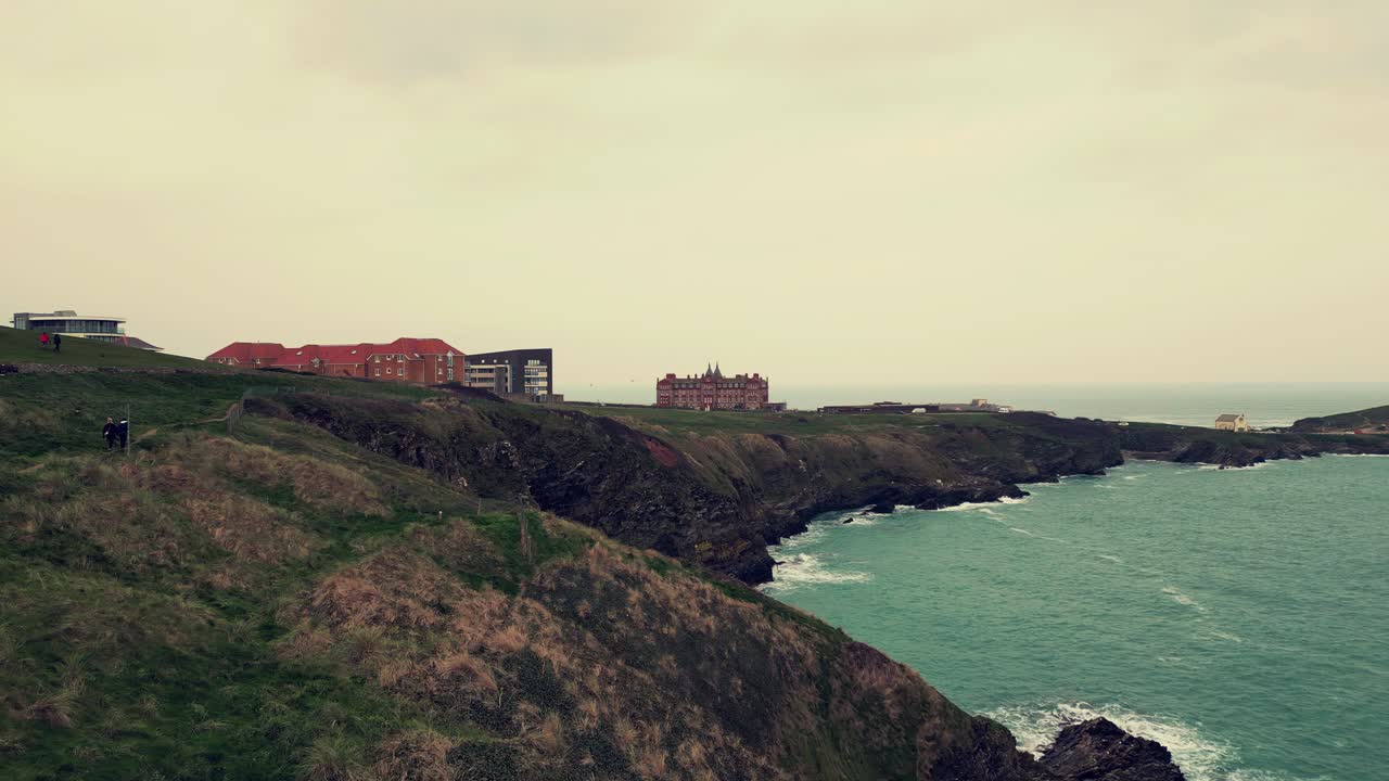imágenes aéreas de drones volando sobre los acantilados hacia el hotel headland en newquay, cornualles, reino unido, con vistas al océano atlántico