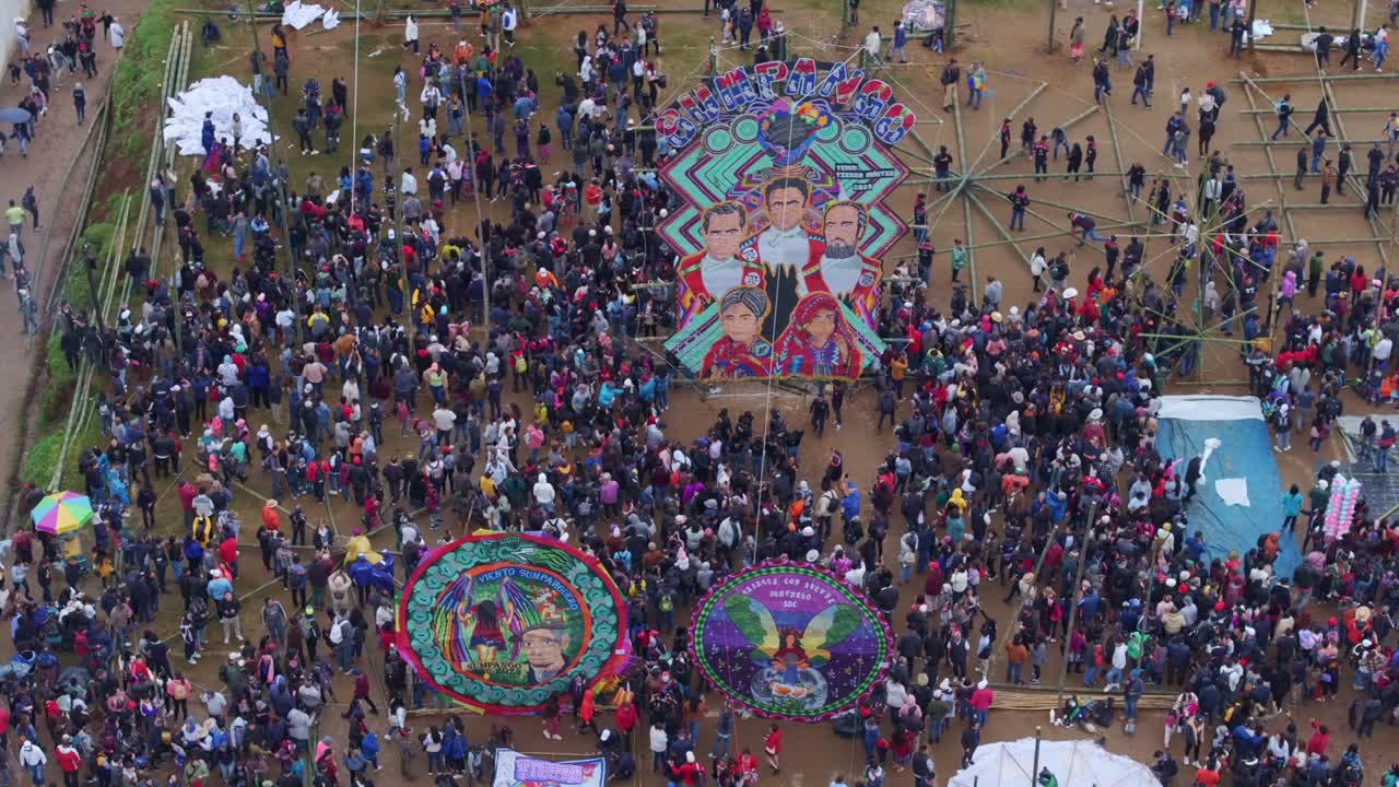 Vista aerea di un vivace festival di aquiloni con molte persone che festeggiano a Sumpango Sacatepéquez, Guatemala