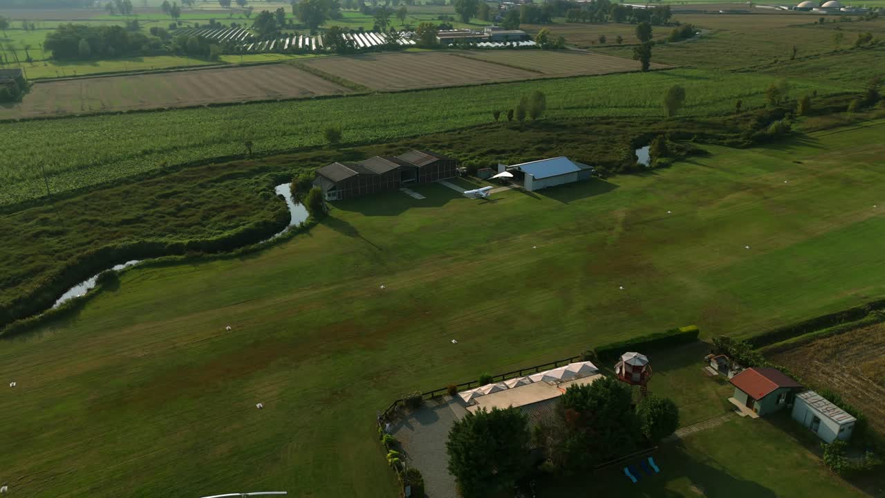 이탈리아 시골 위를 날아다니는 패러글라이더의 그림자