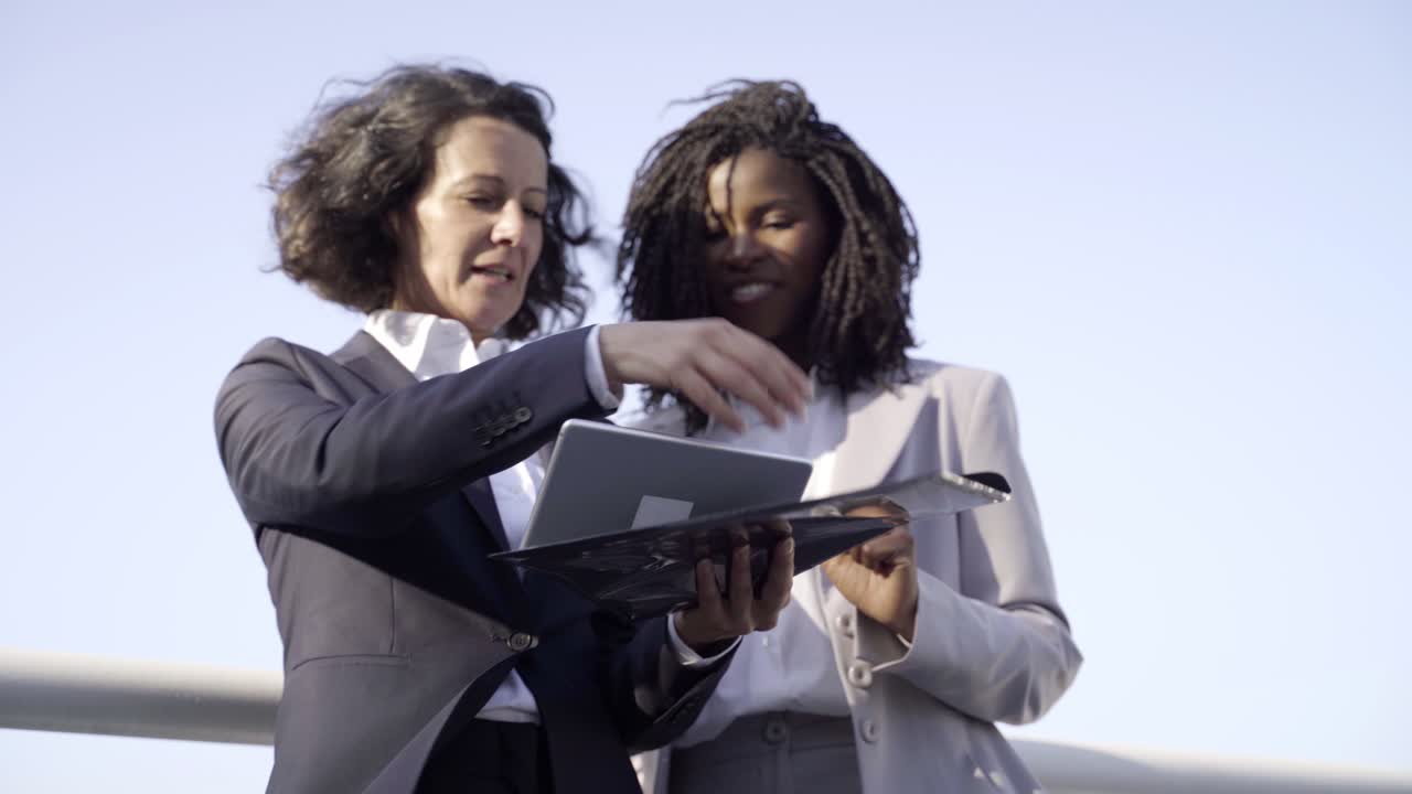 mujeres de negocios sonrientes con tableta digital