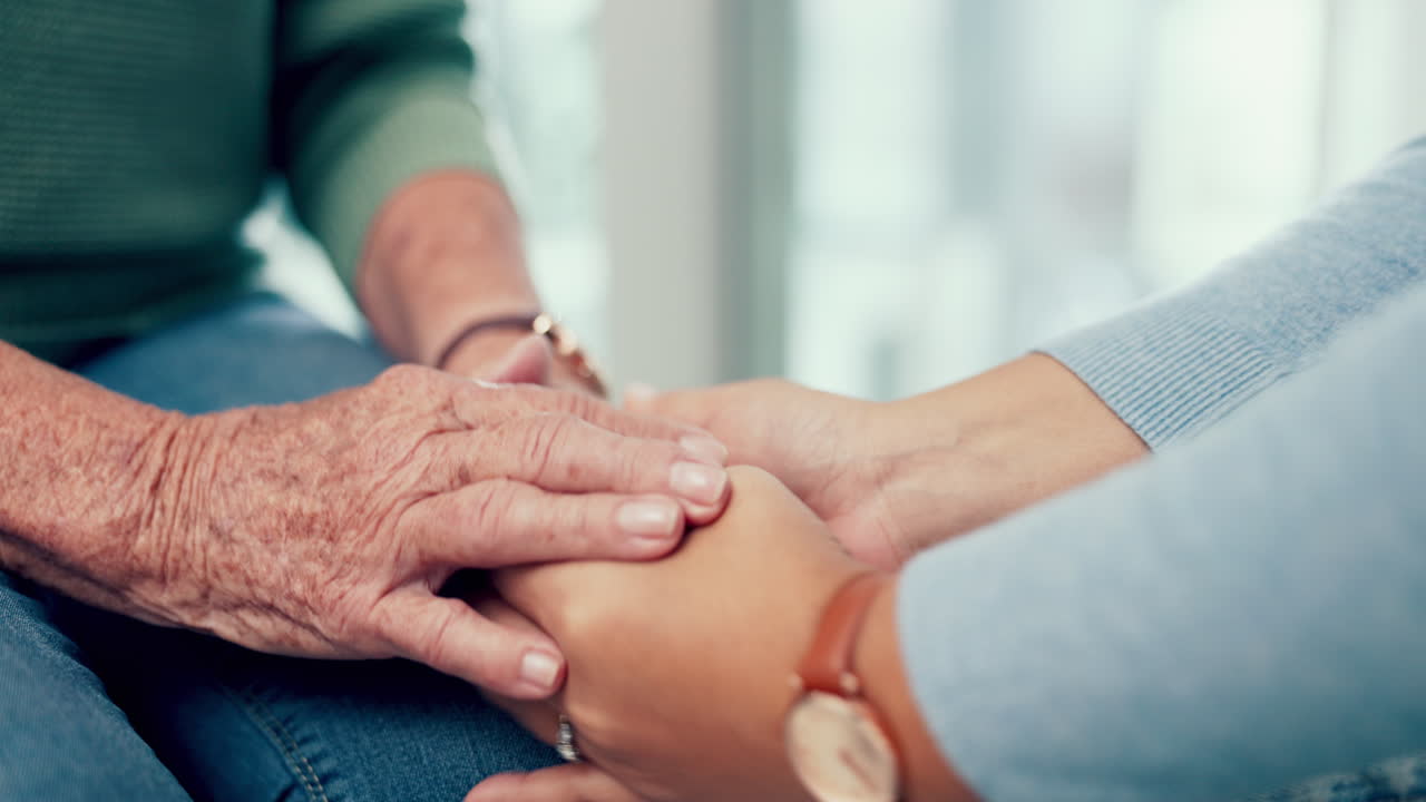 손을 잡고 있는 사람들의 지원, 시니어 또는 클로즈업