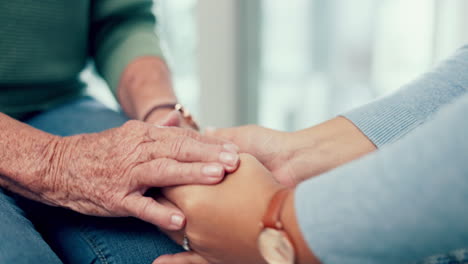 apoyo, senior o primer plano de personas que se toman de la mano