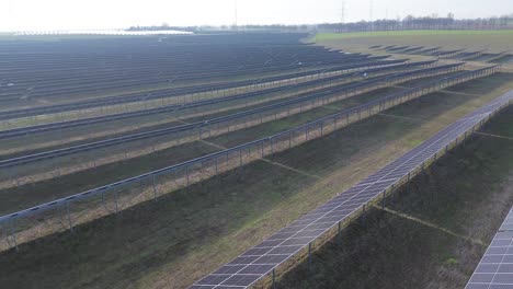 Panel-De-Granja-De-Energía-Solar-Día-Soleado-Antena-Circulando-Hacia-La-Derecha