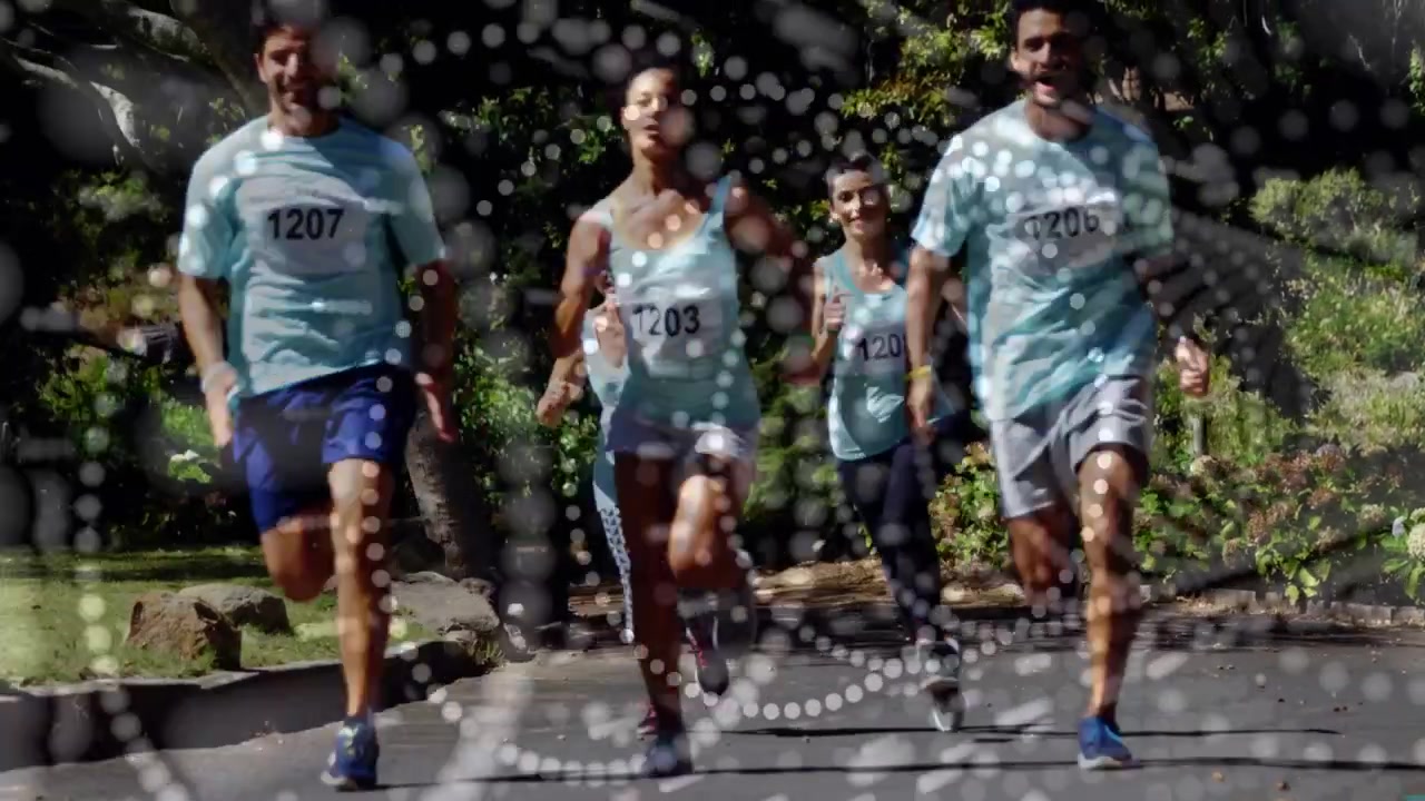 Cinque corridori che si avvicinano all'obiettivo nel parco, la telecamera si abbassa, un cerchio punteggiato oscura il gruppo per il fitness.
