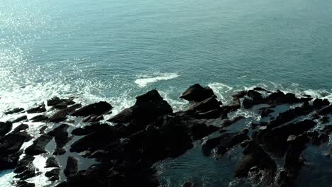 Vista-De-Pájaro-De-Las-Olas-Del-Océano-Cerca-De-Las-Rocas-En-El-Océano-En-Verano-En-El-Día