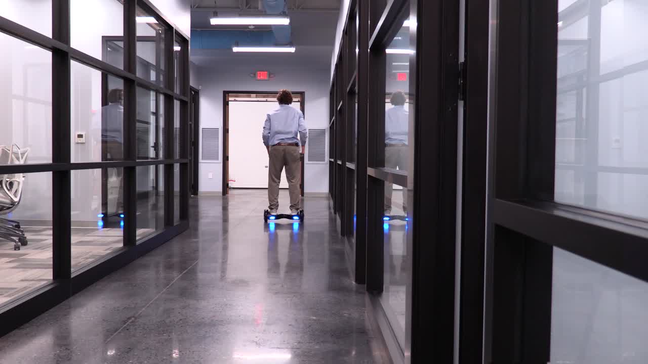 Fed Up Employee Looses it and Throws Boxes in the Air