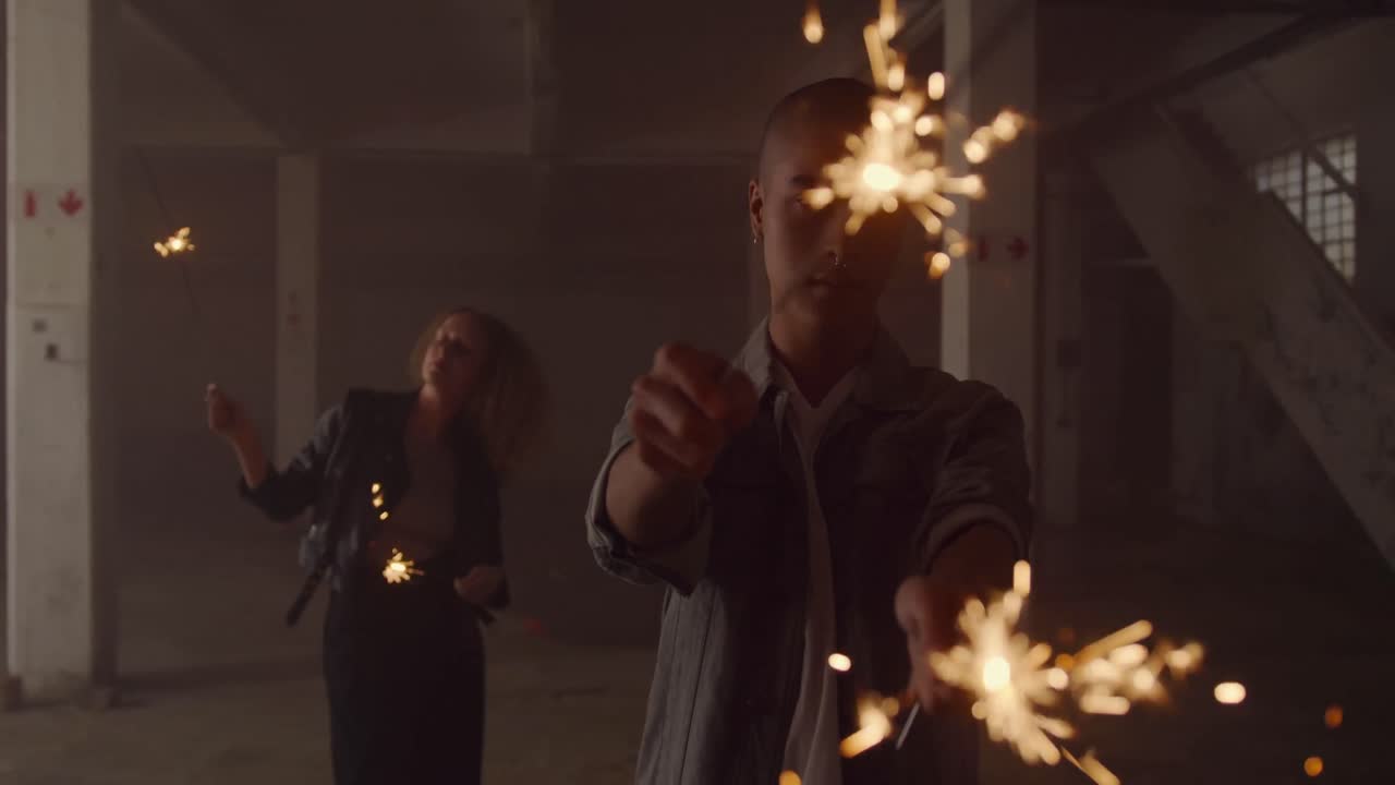 joven de moda y mujer en un almacén abandonado