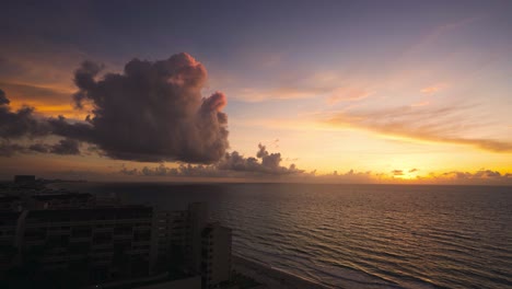 una vista aérea en cancún, méxico, viendo un hermoso amanecer.