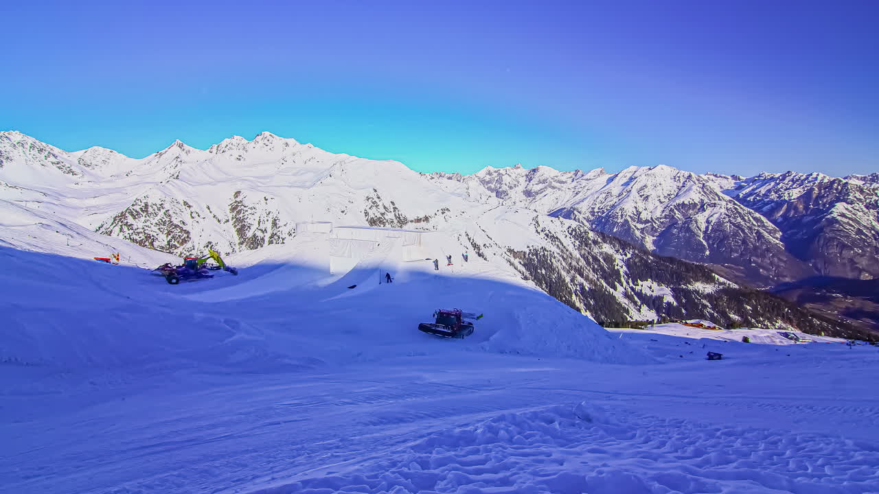 Inquadratura dall'alto della rampa Suzuki Nine Knights nel comprensorio sciistico di Watles all'alba in timelapse
