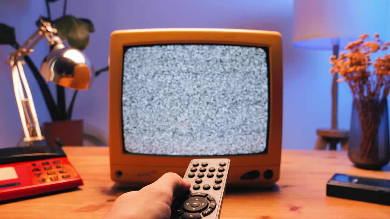 tv retro, televisión vintage en una configuración nostálgica, una tv retro muestra grano en la pantalla, dispositivo aterrador de la noche de halloween bueno para la llave de croma y la pantalla verde. imágenes de alta calidad 4k