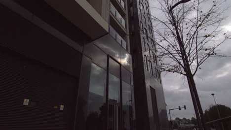 Low-Angle-Aufnahme-Eines-Großen-Grauen-Bürogebäudes