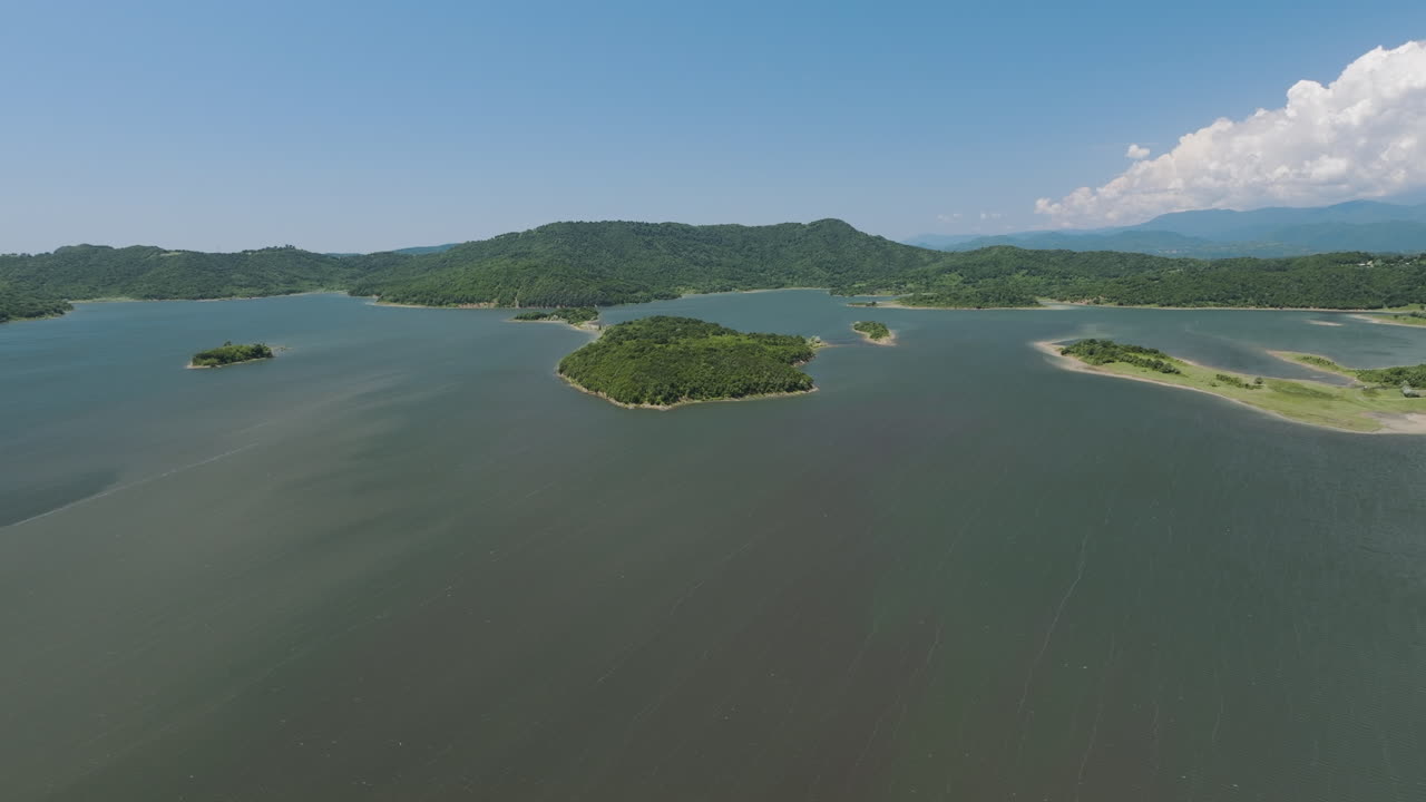 섬과 반도 군도, 조지아가있는 tkibuli 호수 저수지