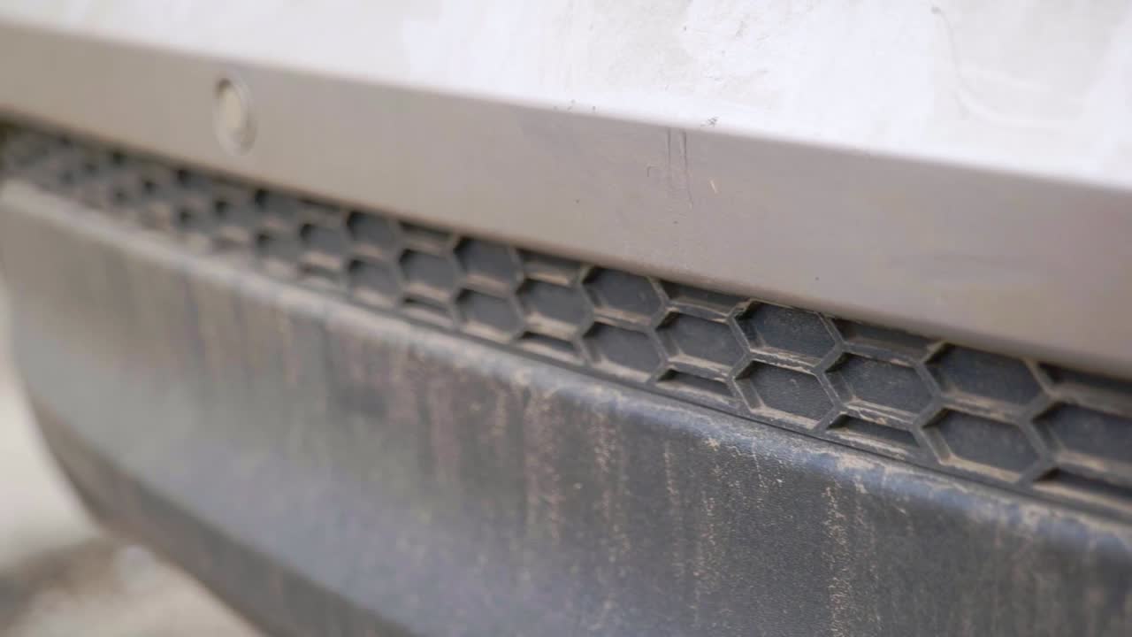 Super snavset og mudret bagkofanger på SUV med sekskantmønster