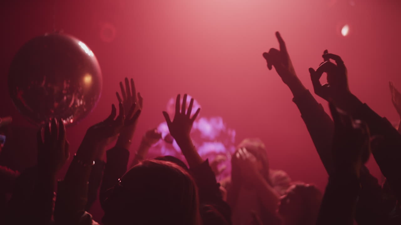 gente bailando en un club nocturno