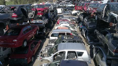 vista aérea de un depósito de chatarra y un gran grupo de coches destrozados