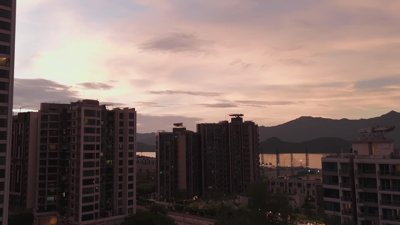 Foto de drone dos edifícios na região de Ma On Shan, em Hong Kong, ao pôr do sol