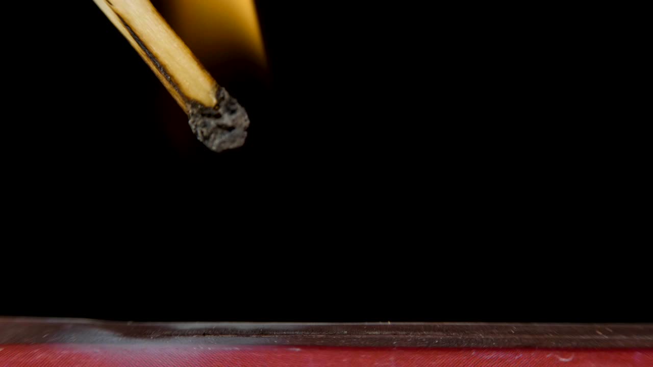Primo piano di fiammiferi che si accendono per scatola di fiammiferi