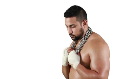 hombre musculoso con vendaje y cadena de sujeción