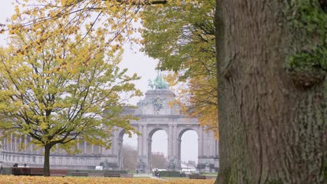 Herbst-Im-Jubelpark-In-Cinquantenaire-Im-Stadtzentrum-Von-Brüssel---Neben-Baum