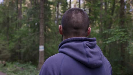 hombre caminando en un bosque