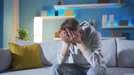 el joven deprimido no es feliz, decepcionado, indefenso y triste.