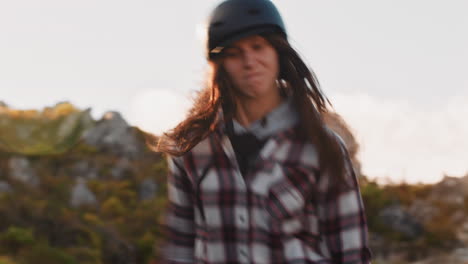 joven patinadora feliz bailando divirtiéndose realizando movimientos de baile hip hop juguetona bailarina de calle mujer con casco protector