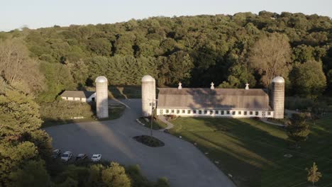 antiguo granero histórico y torres de silo en vista aérea en órbita